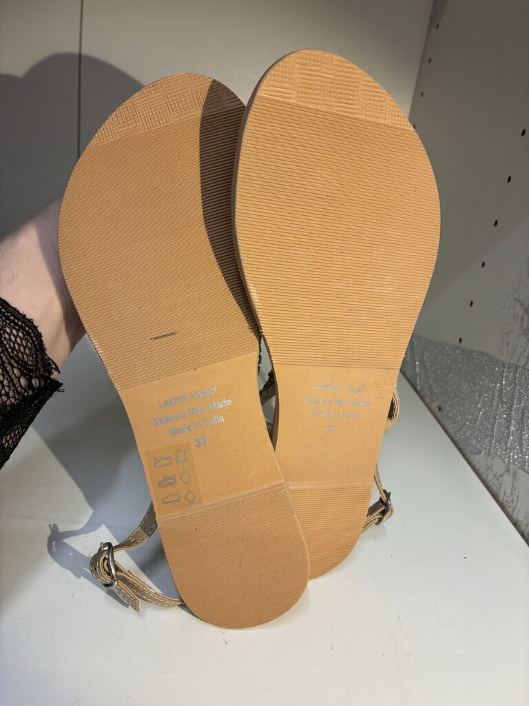 Le Chateau Bling Thong Sandals 37-6