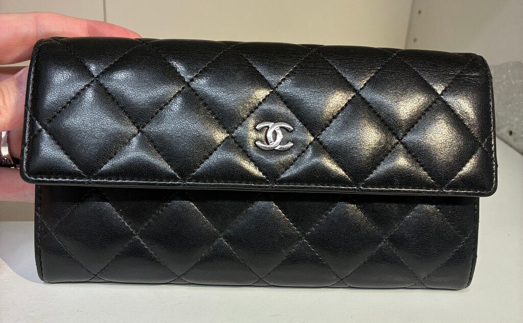 Chanel Bifold Leather Quilted Wallet