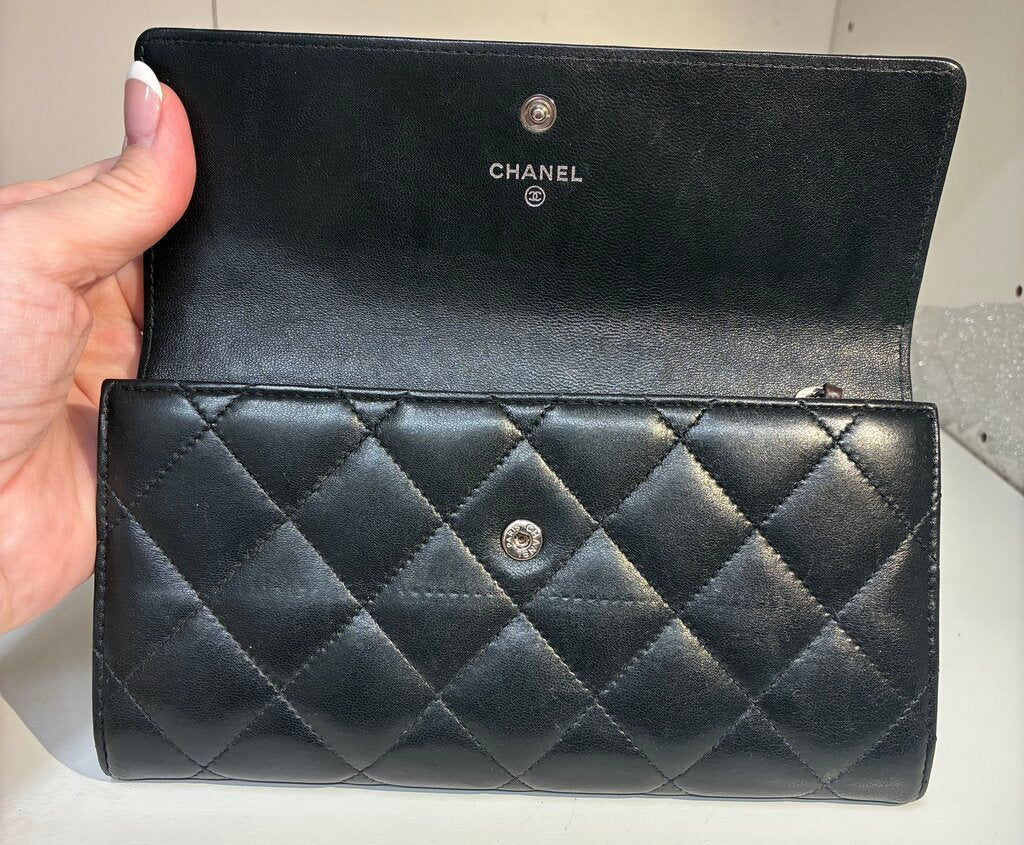 Chanel Bifold Leather Quilted Wallet