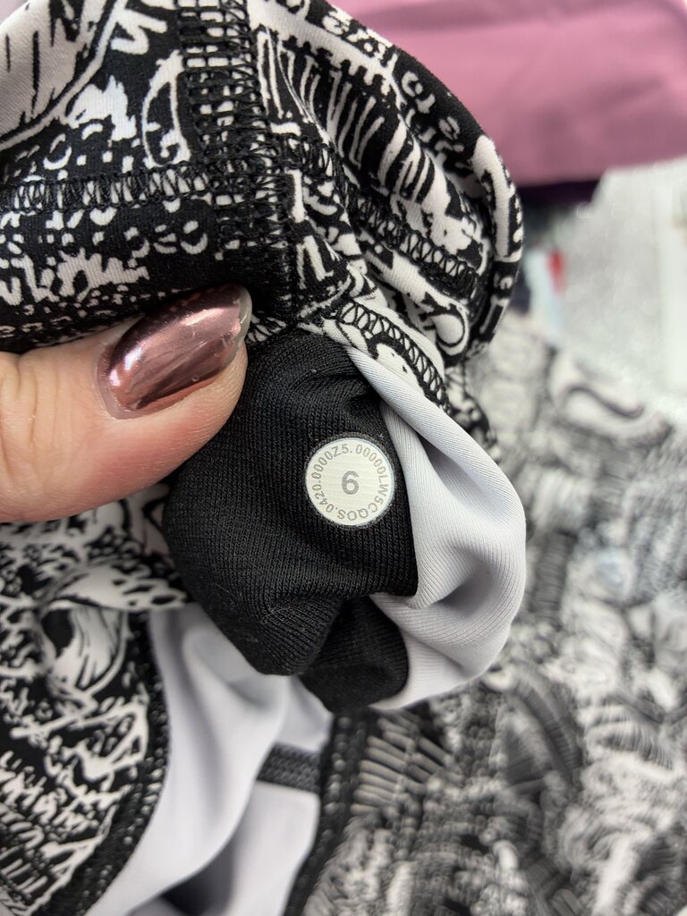 Lululemon Black & White Graffiti Ankle Pant 6